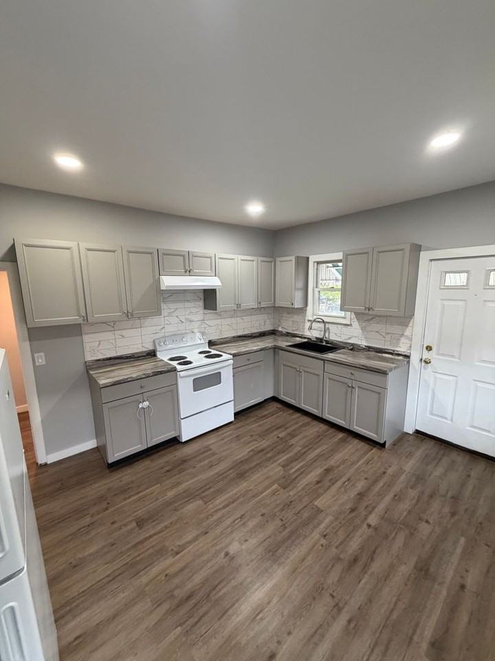 72 Cottage St - Photo 3 of 12