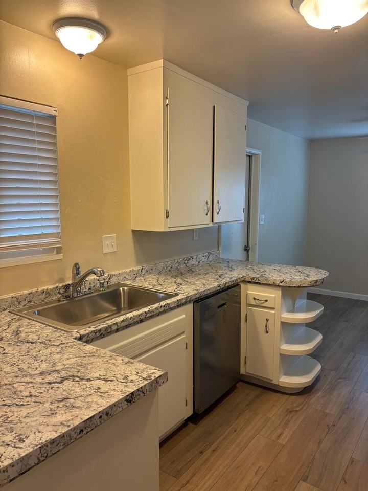 1072 Meadow Ave - Photo 2 of 12