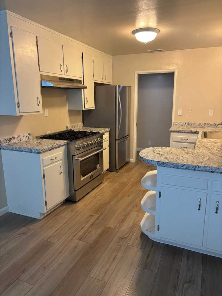 1072 Meadow Ave - Photo 3 of 12