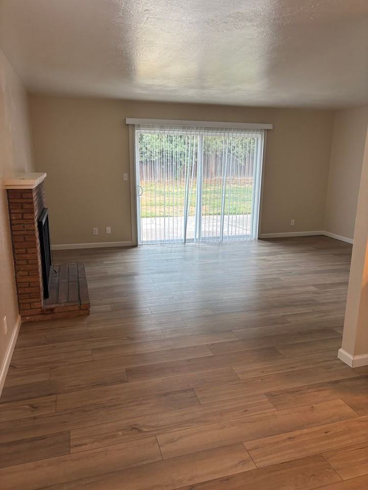 1072 Meadow Ave - Photo 4 of 12