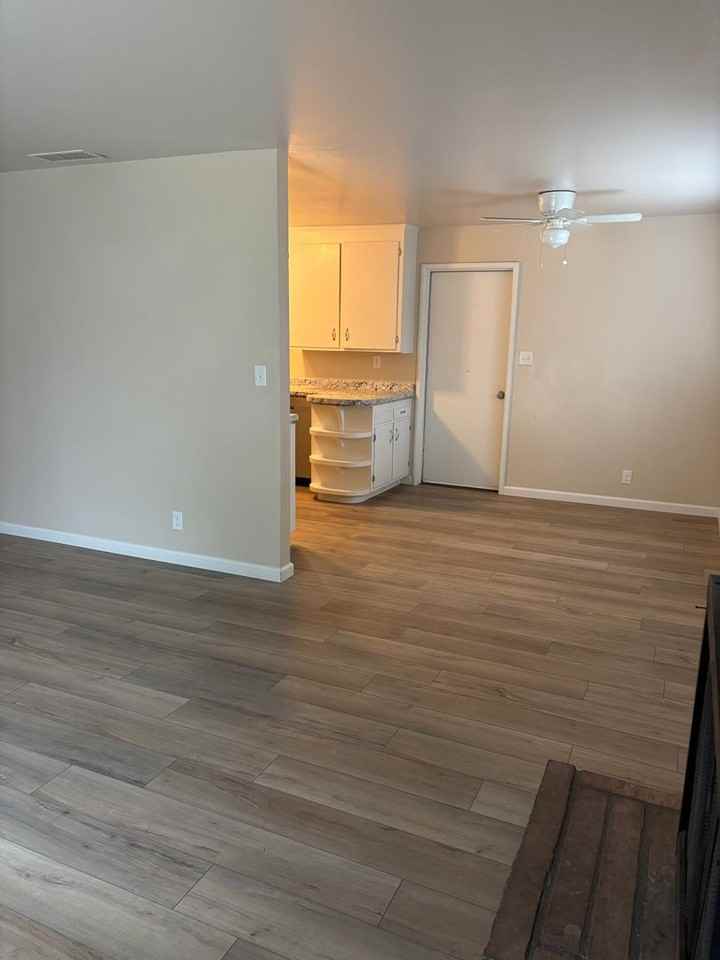 1072 Meadow Ave - Photo 5 of 12