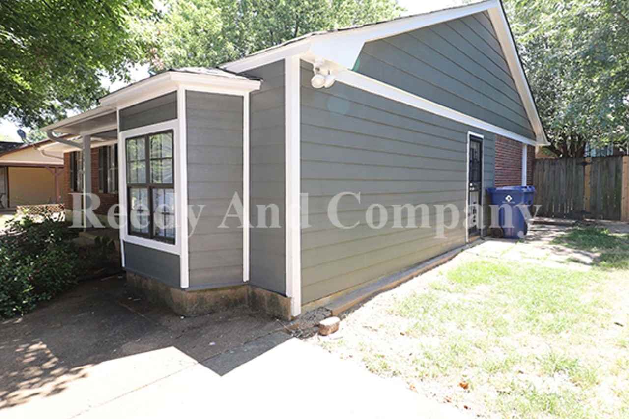 3285 Mayfair Dr - Photo 3 of 22