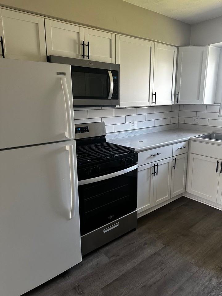 209 Oak St - Photo 4 of 8