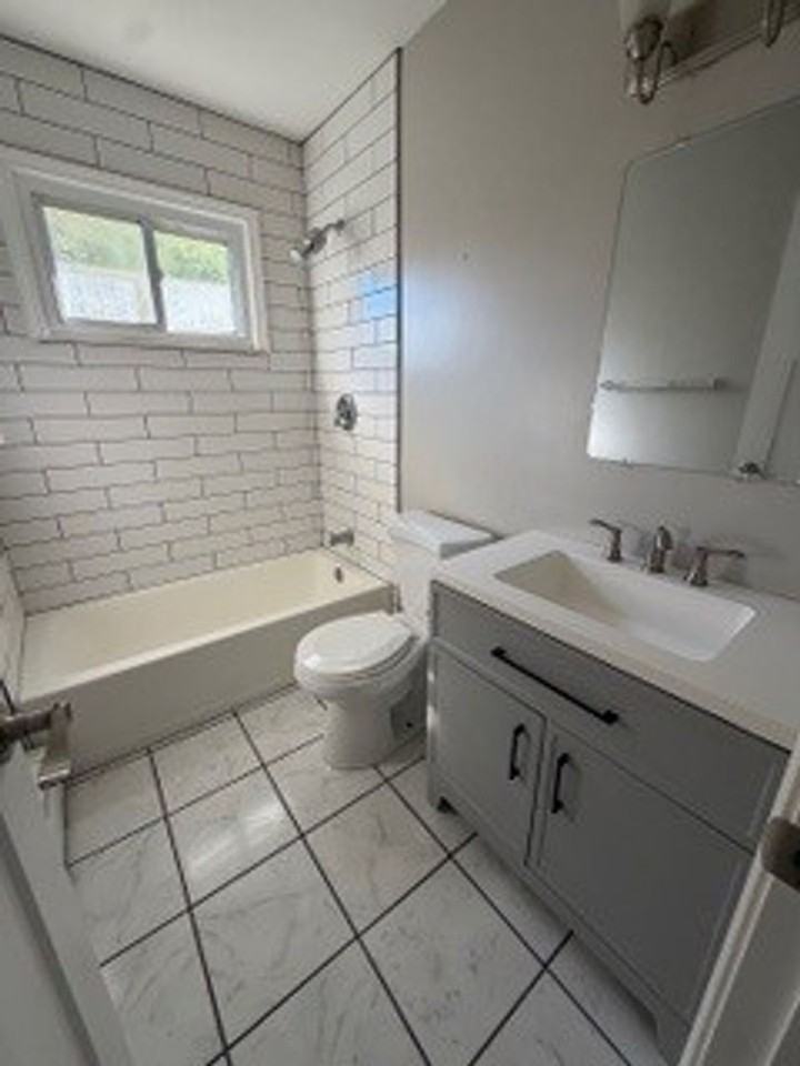 209 Oak St - Photo 5 of 8