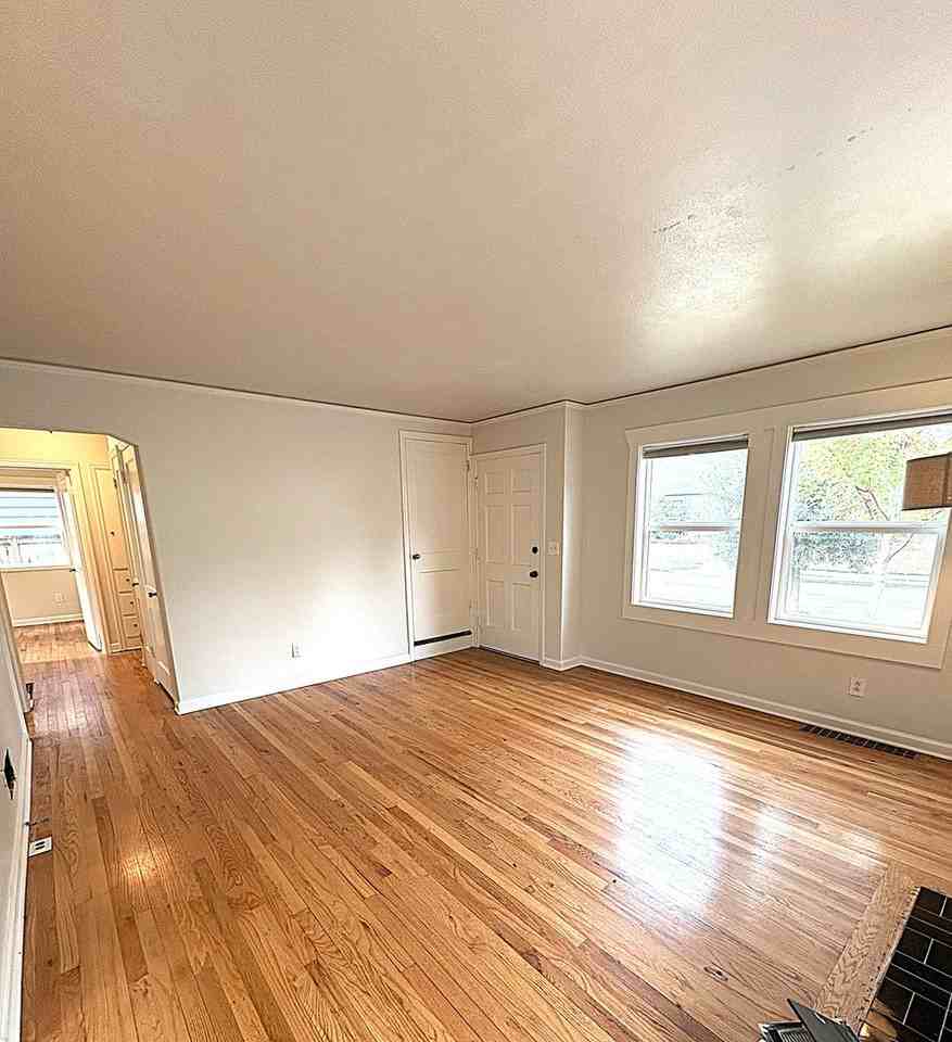 4728 Se 35th Ave - Photo 3 of 30