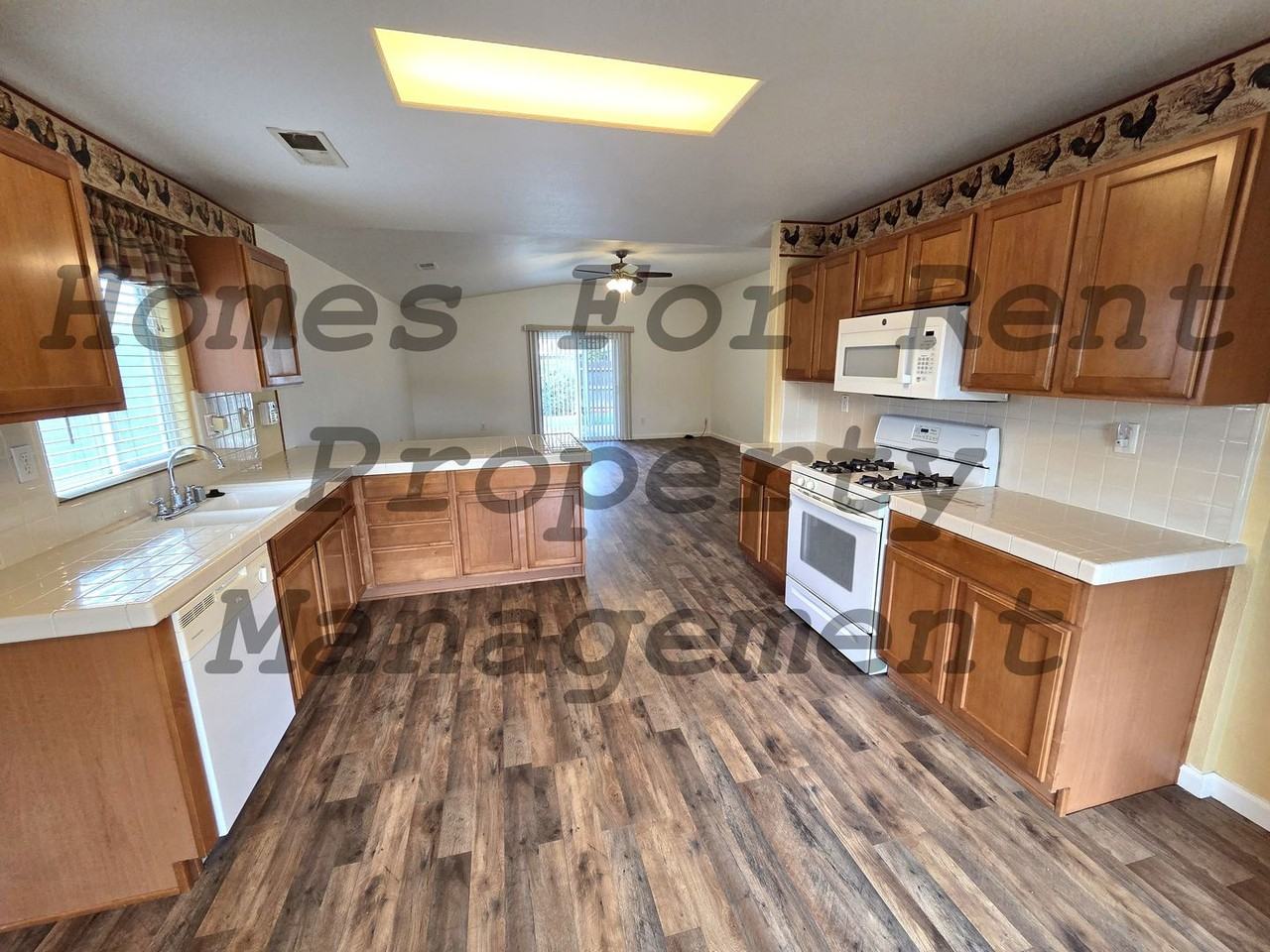 1914 Pioneer Ave - Photo 4 of 14
