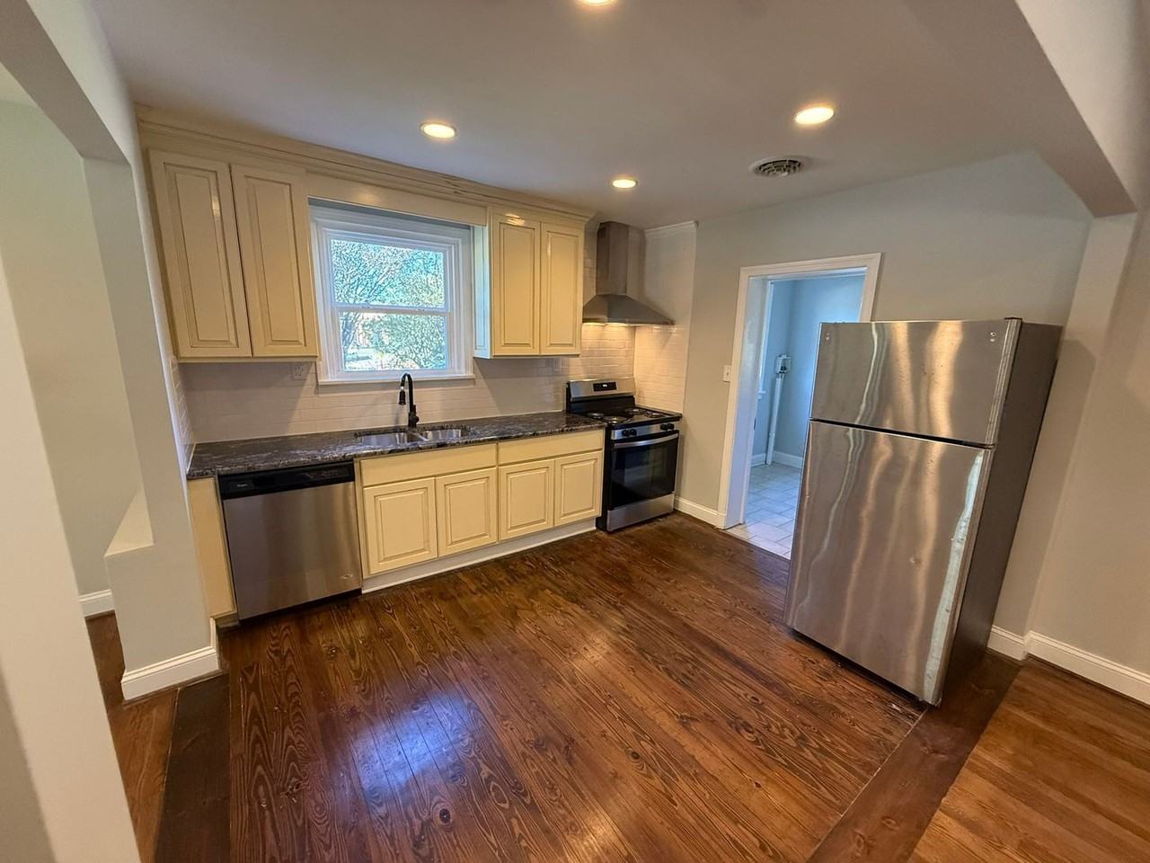 5816 Hull Street Rd - Photo 6 of 26