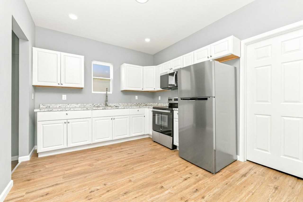 102 Brooklyn Ave - Photo 6 of 10