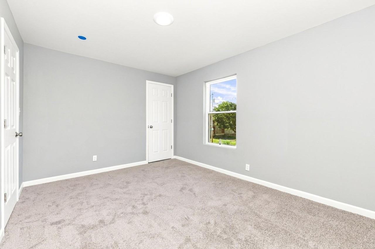 102 Brooklyn Ave - Photo 7 of 10