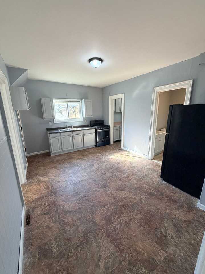 1321 N State St - Photo 3 of 29