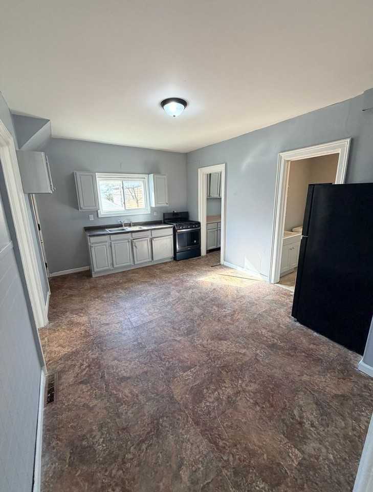1321 N State St - Photo 4 of 29