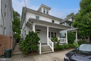 featured image of 26 W Lemon St