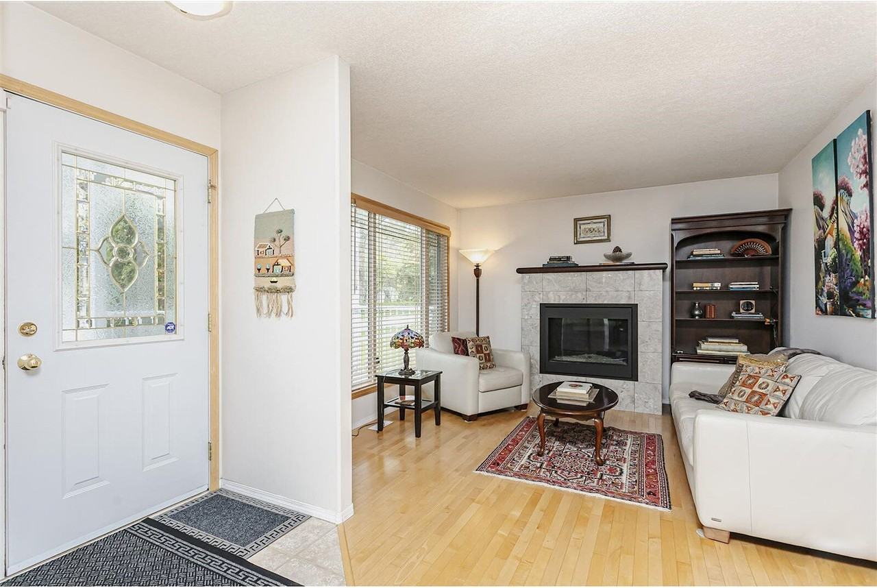 10933 69 Ave Nw - Photo 3 of 32