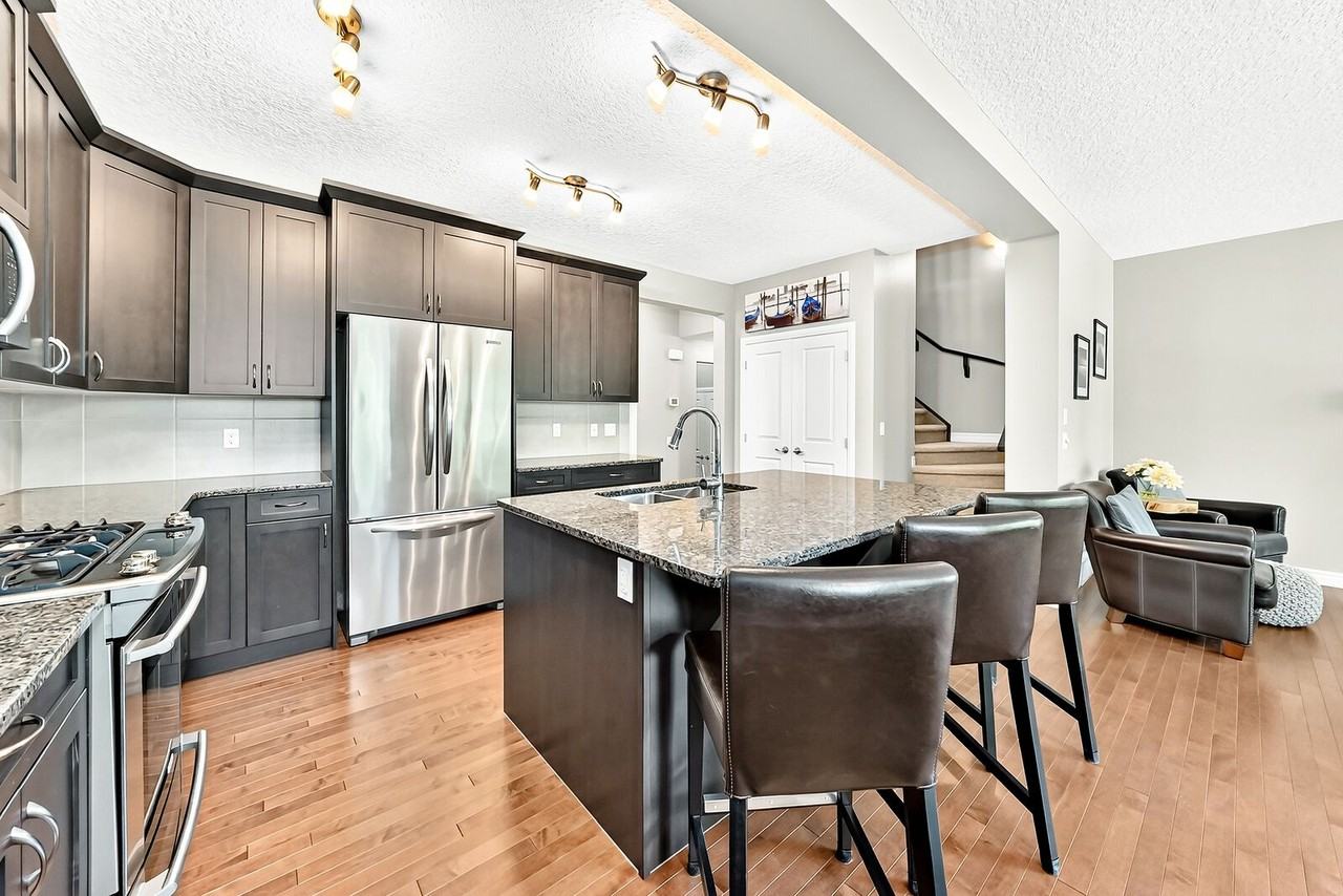 141 Riviera Cres - Photo 3 of 25