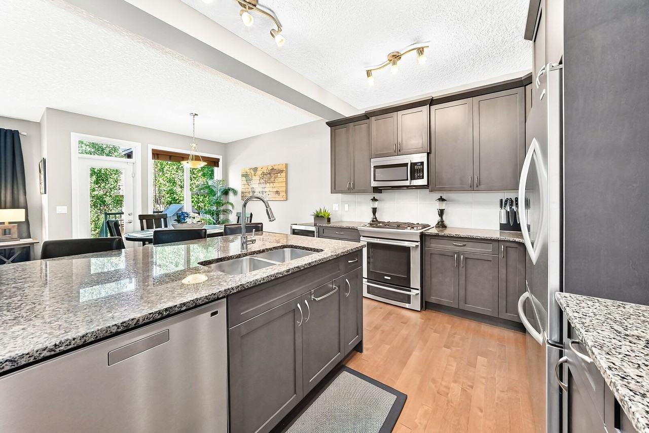 141 Riviera Cres - Photo 6 of 25