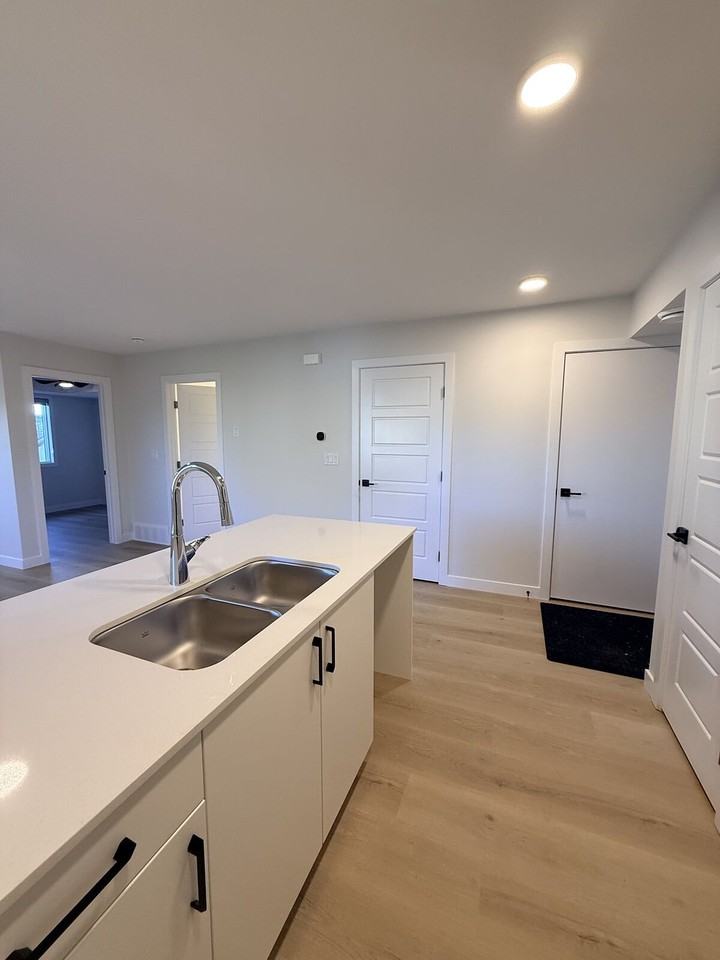 10926 154 St Nw - Photo 5 of 13