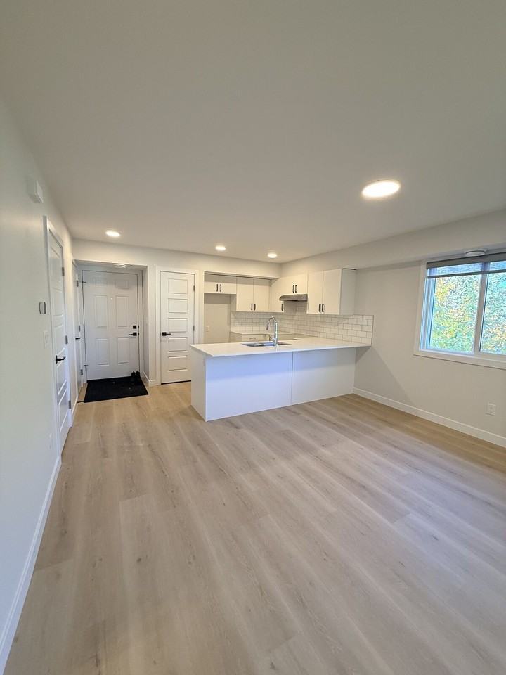 10926 154 St Nw - Photo 6 of 13