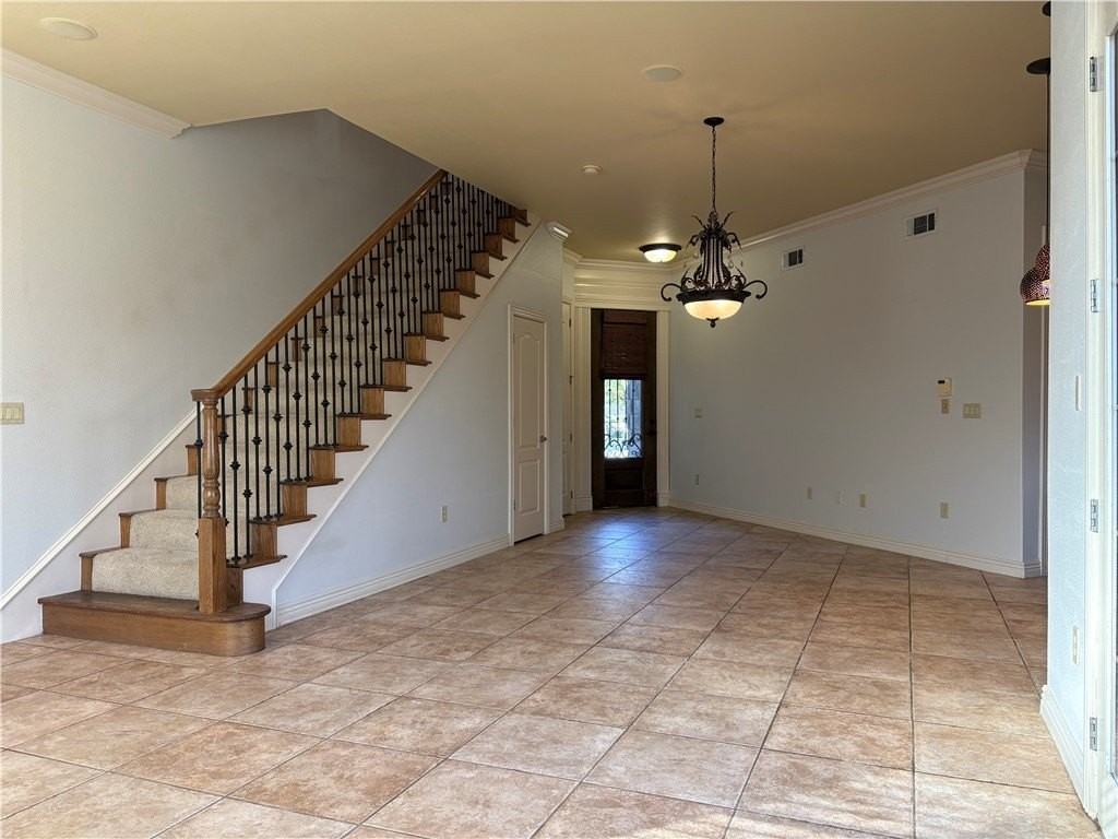 2641 S Everest Ave - Photo 2 of 11