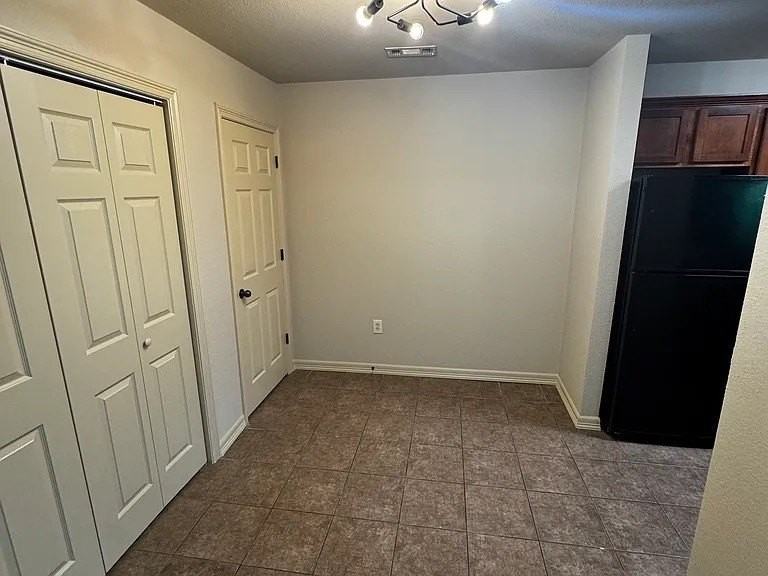 1760 N Chestnut Ave - Photo 2 of 8