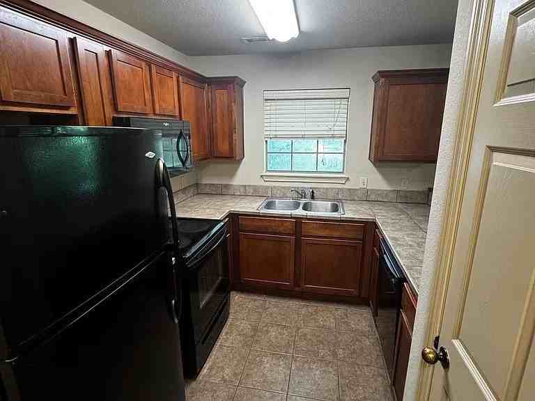 1760 N Chestnut Ave - Photo 3 of 8
