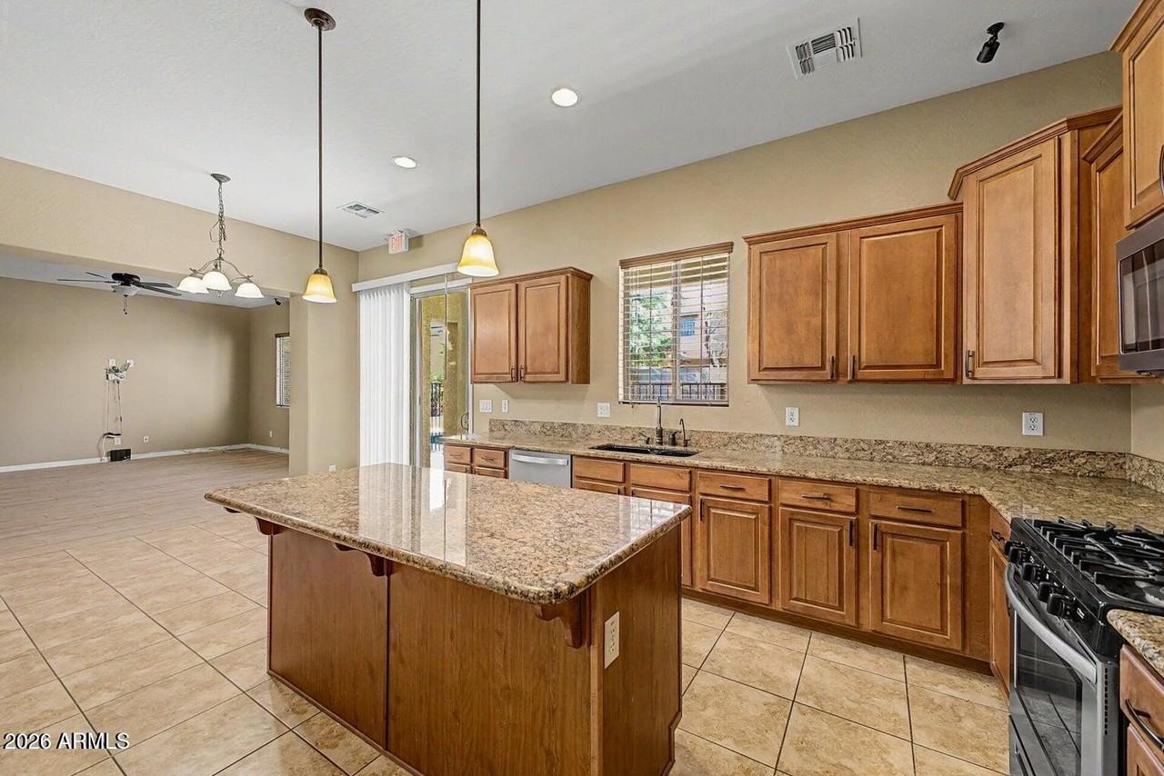 16758 W Apache St - Photo 7 of 27