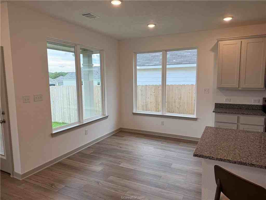 2211 Amber Ct - Photo 4 of 21