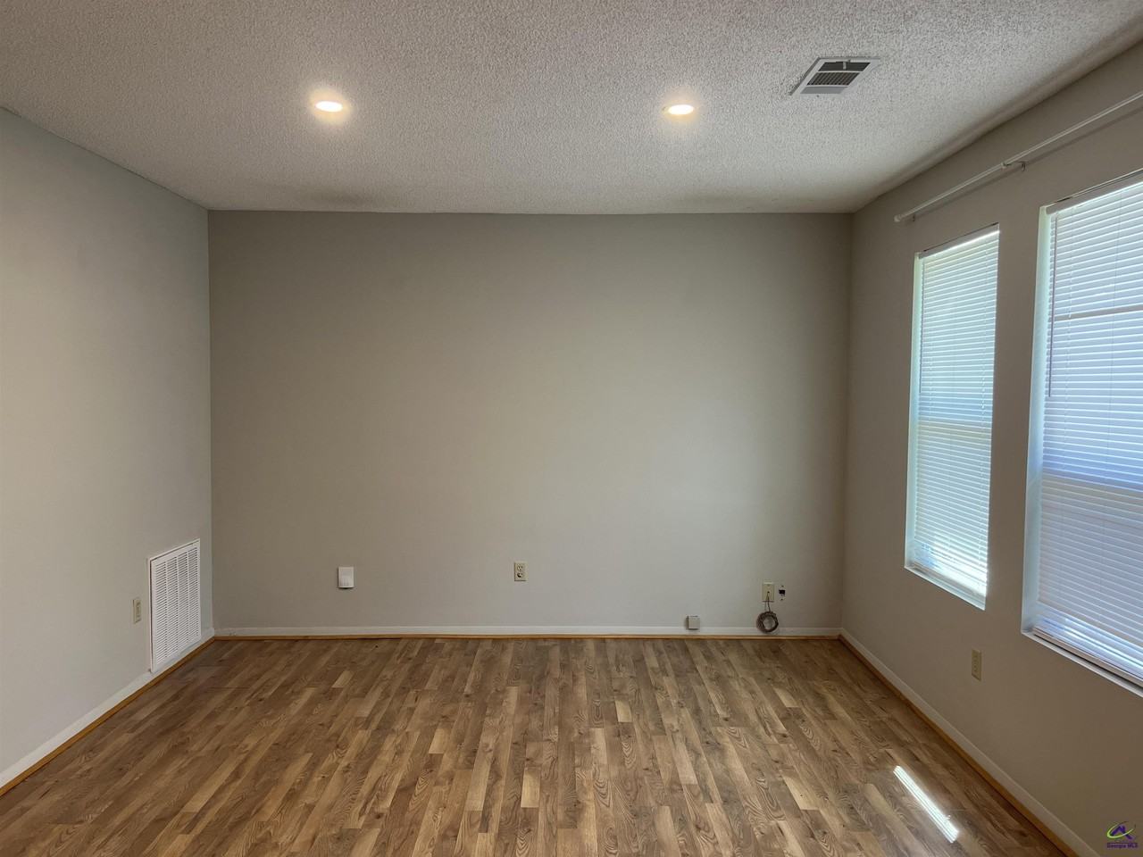 620 Maplewood Dr - Photo 3 of 25