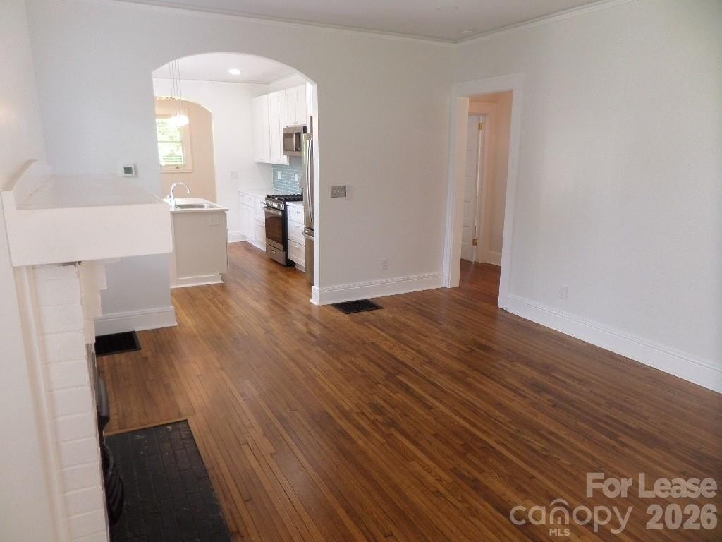 421 Rensselaer Ave - Photo 5 of 14
