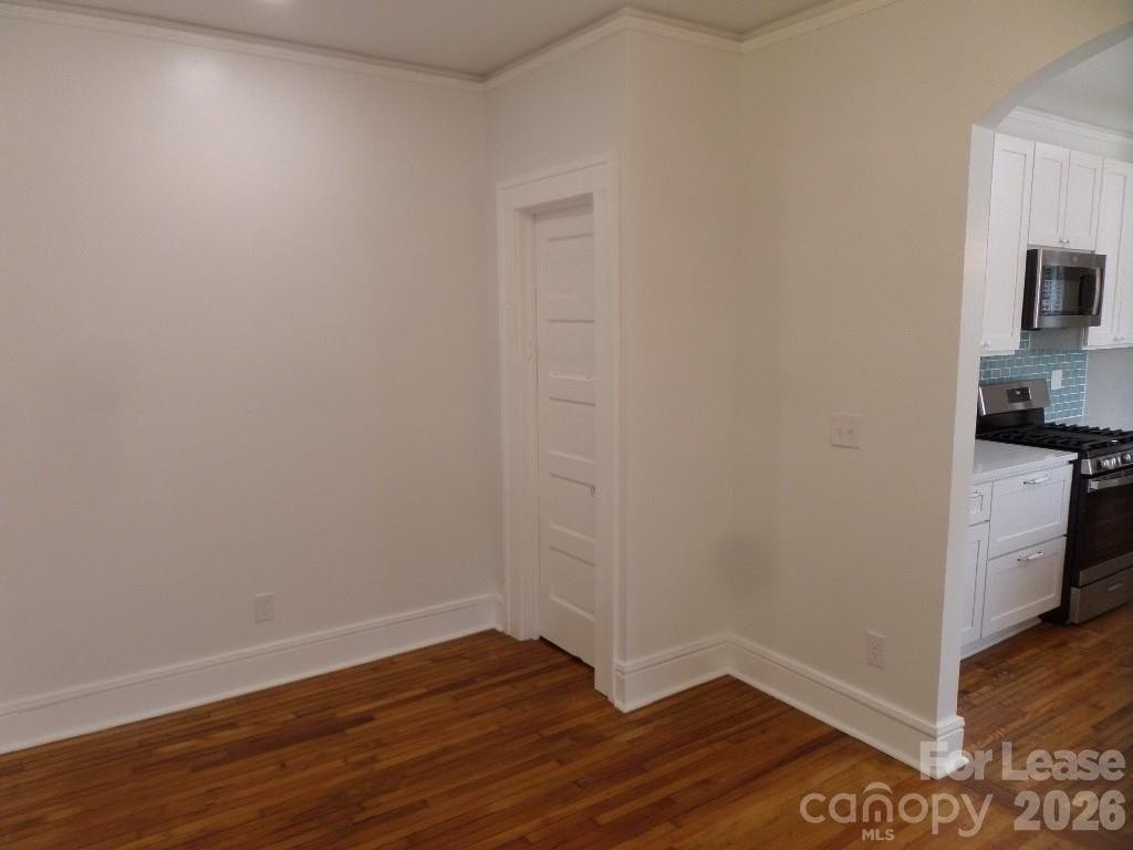 421 Rensselaer Ave - Photo 6 of 14