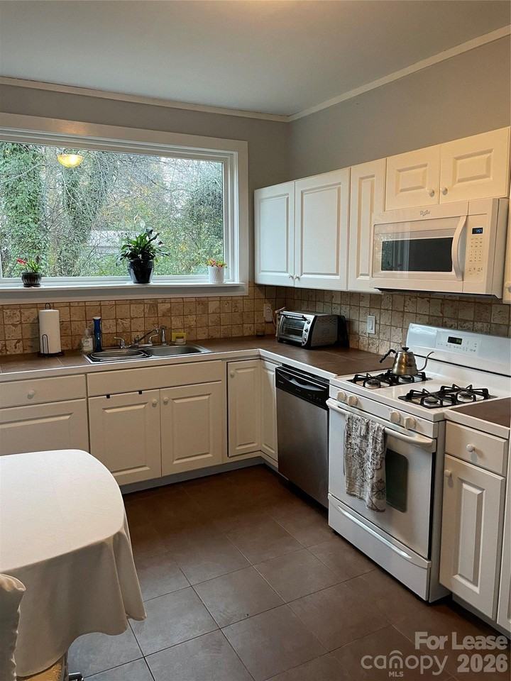 409 N Main St - Photo 7 of 13