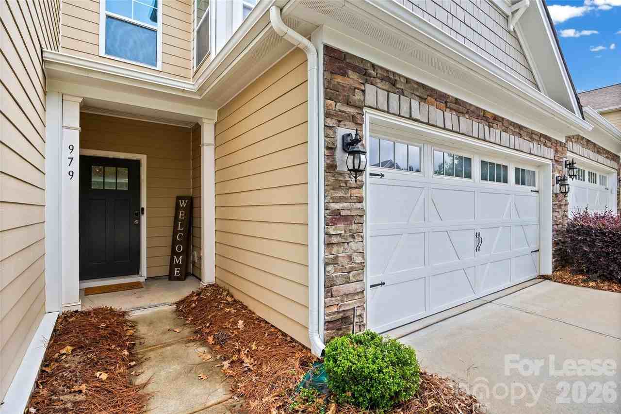 979 Pennington Dr - Photo 2 of 43