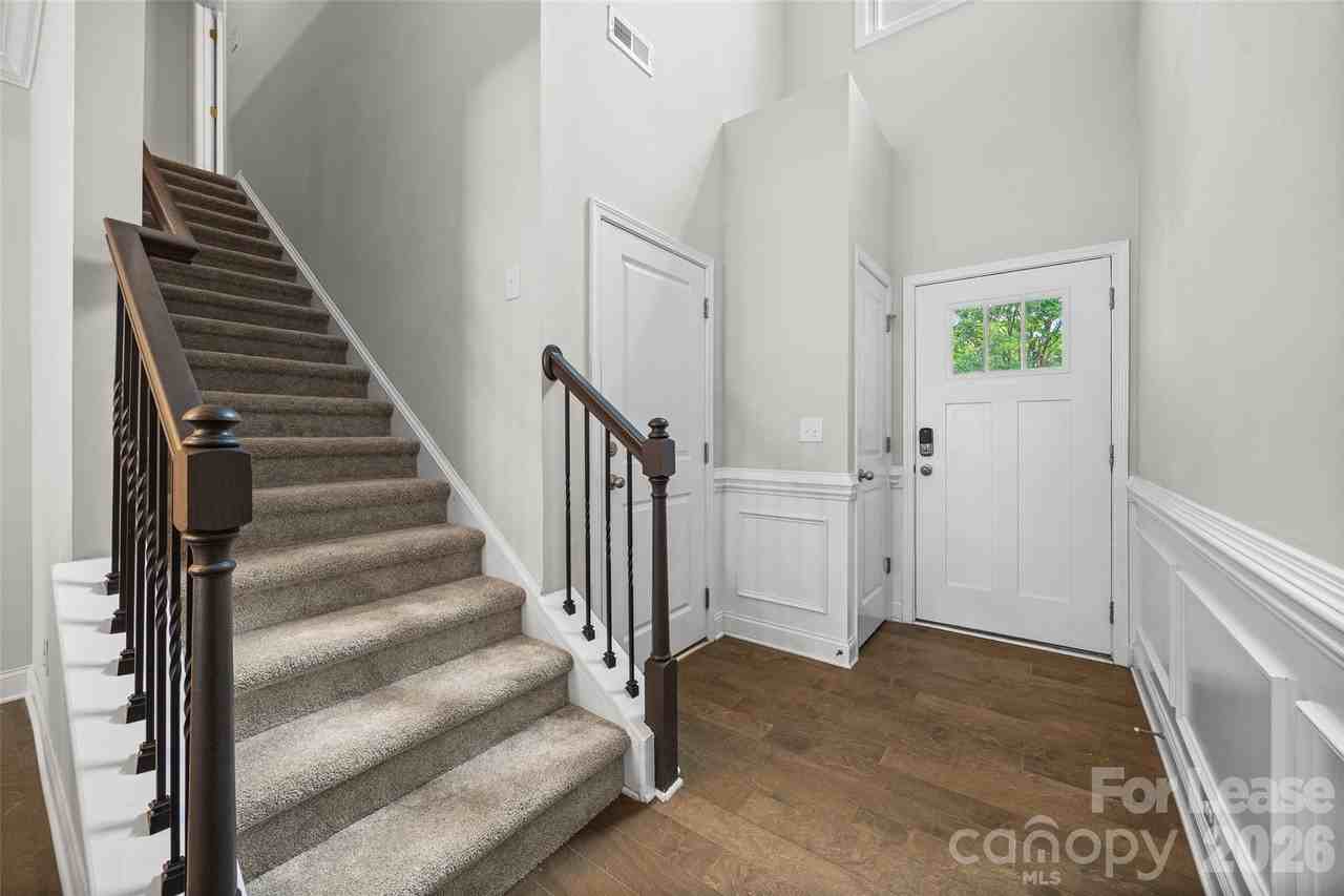 979 Pennington Dr - Photo 3 of 43