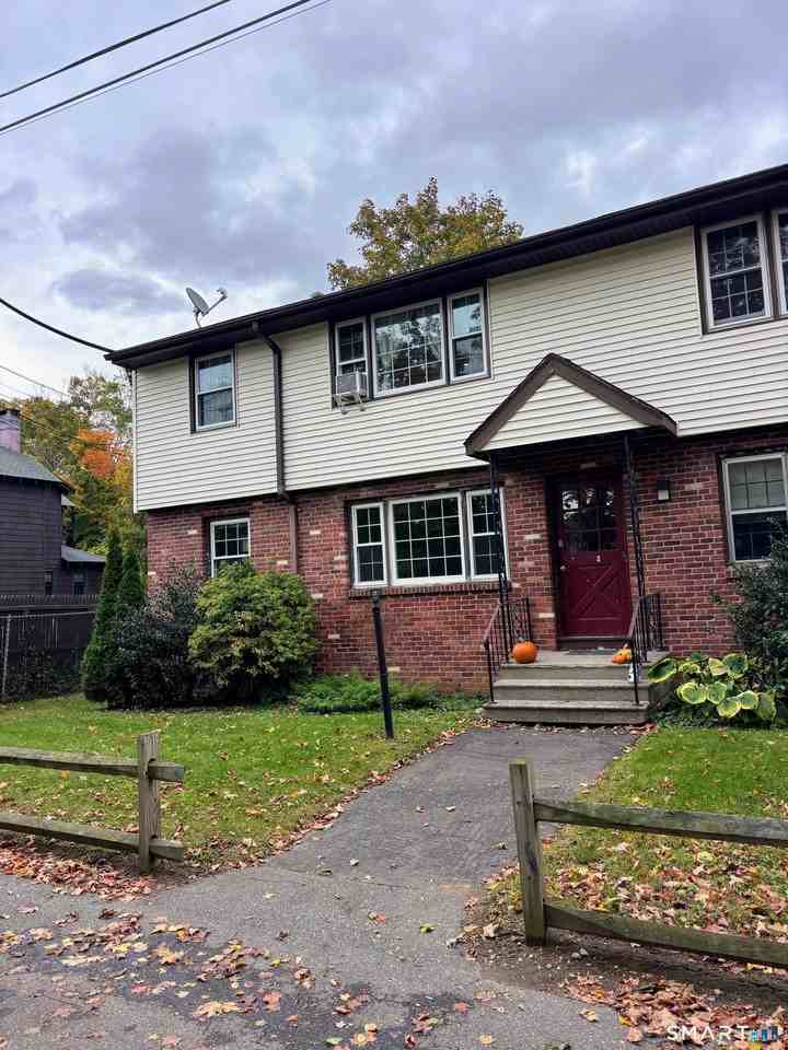 8 Canterbury Ln #1 - Photo 2 of 15