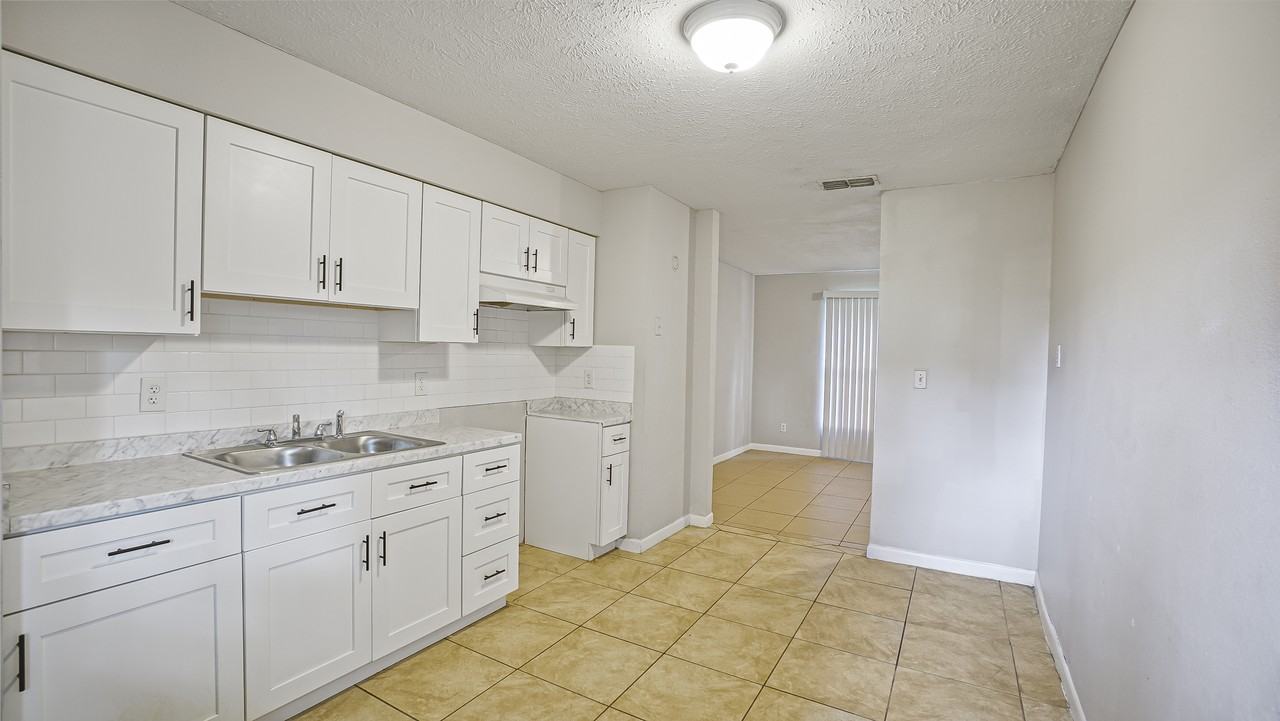 6750 Ne 7th St #1 - Photo 3 of 34