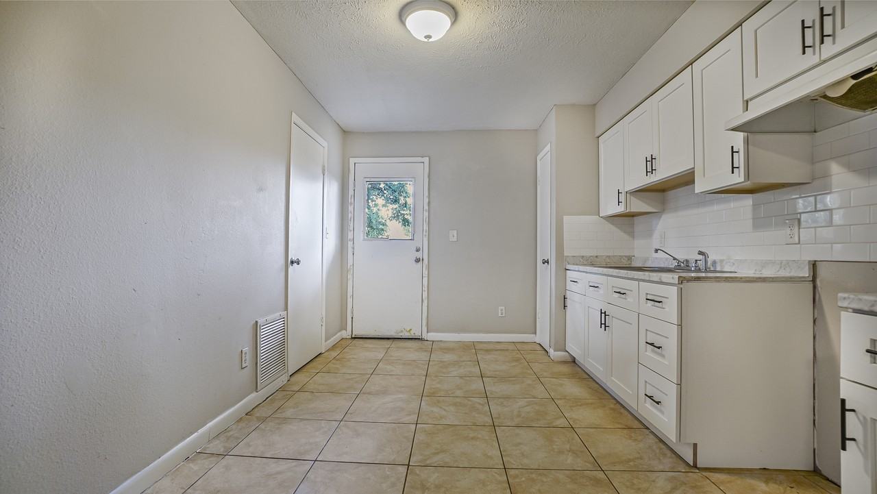6750 Ne 7th St #1 - Photo 4 of 34
