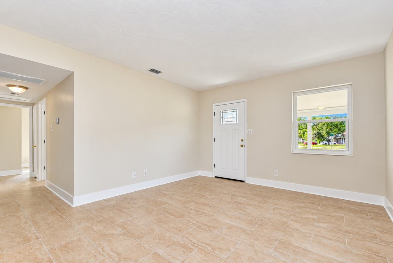 4117 Bay St Ne #1 - Photo 4 of 25