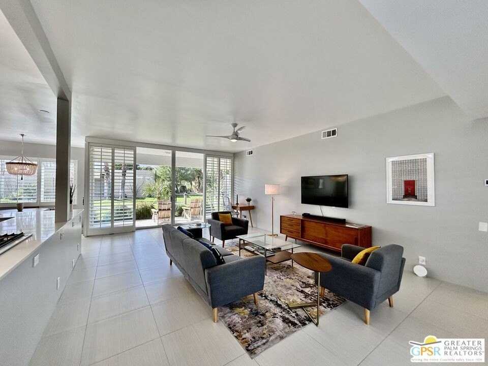 306 Desert Lakes Dr - Photo 5 of 32