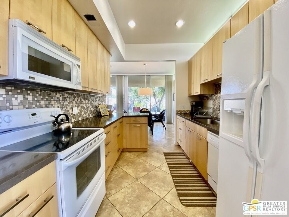 272 Desert Lakes Dr - Photo 3 of 27