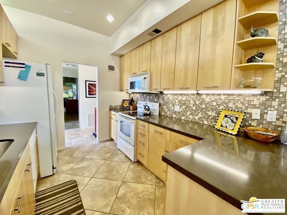 272 Desert Lakes Dr - Photo 4 of 27