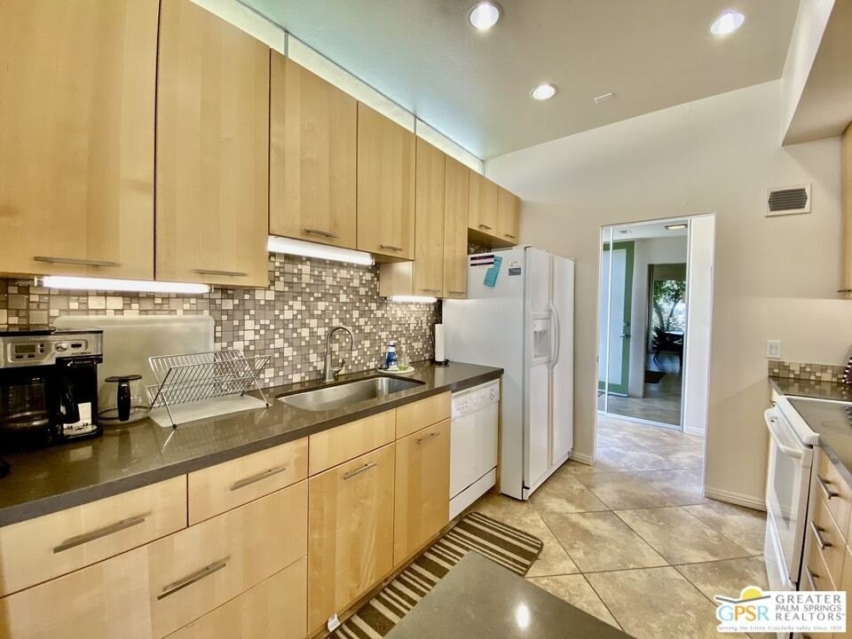 272 Desert Lakes Dr - Photo 5 of 27