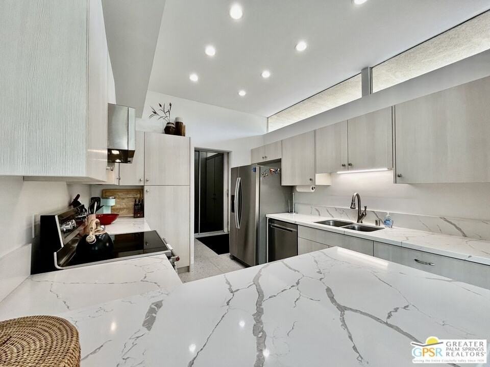 334 Desert Lakes Dr - Photo 4 of 30