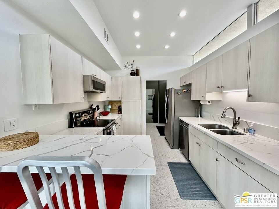 334 Desert Lakes Dr - Photo 5 of 30
