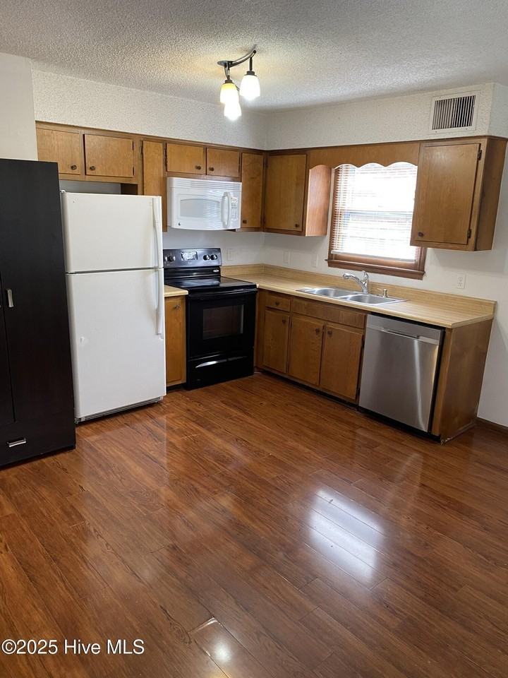 3147 Caswell St - Photo 5 of 9