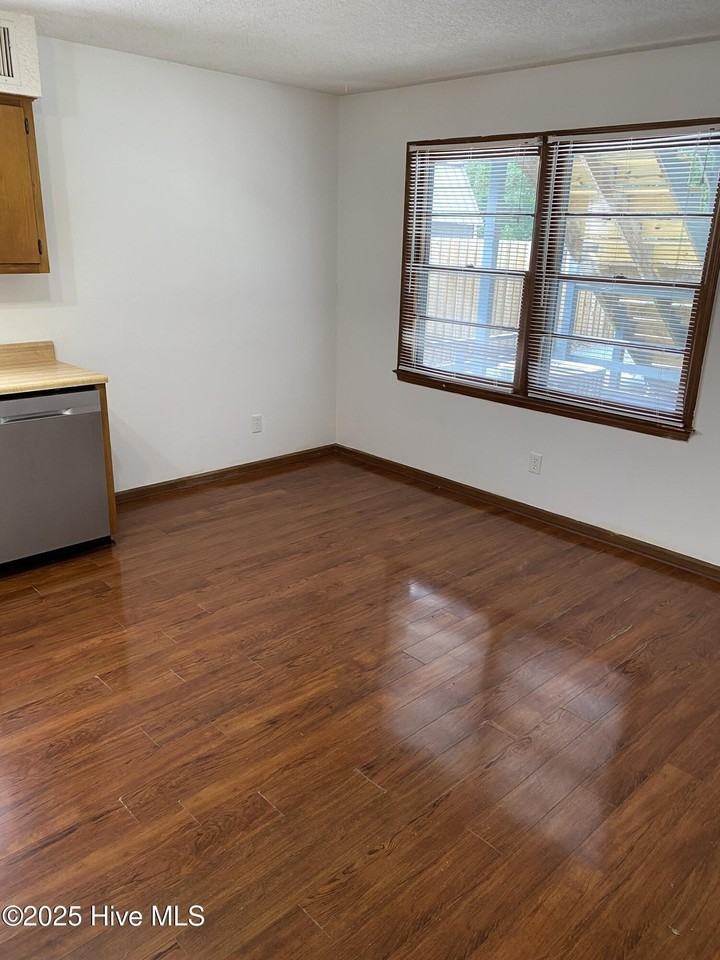 3147 Caswell St - Photo 6 of 9