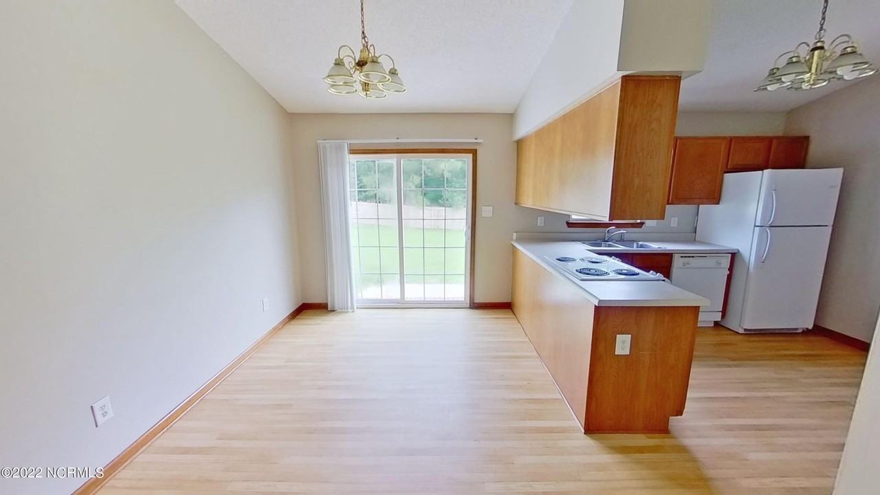1043 Shirley Dr - Photo 5 of 24