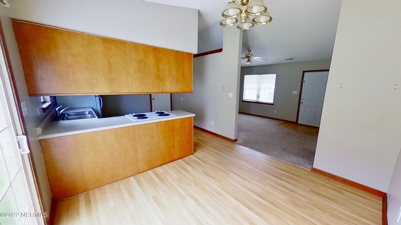 1043 Shirley Dr - Photo 6 of 24