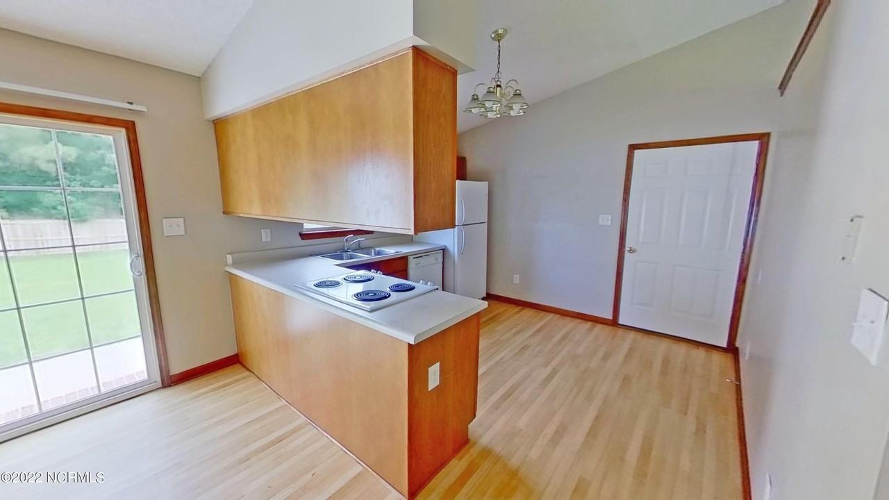 1043 Shirley Dr - Photo 7 of 24