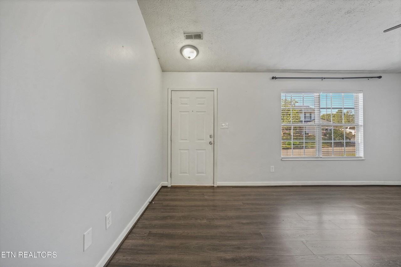 7349 Kilbridge Dr - Photo 6 of 45