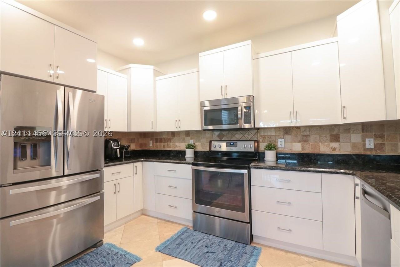 10868 Nw 84th St - Photo 3 of 23