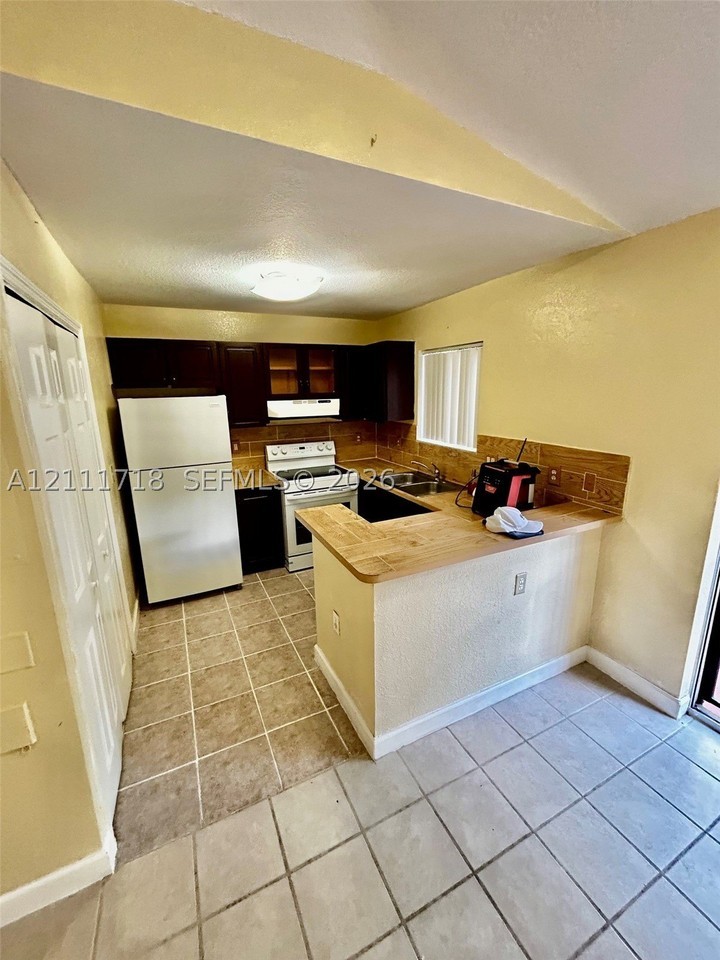 156 Ne 13th Ave #25 - Photo 5 of 26